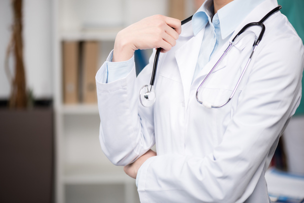 Médecin en manteau blanc avec stéthoscope - Photo, image