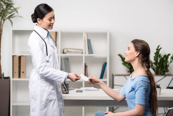 doctor giving card to patient - Photo, Image