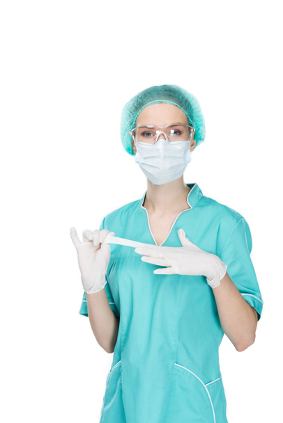 joven cirujano quitándose guantes médicos
 - Foto, Imagen