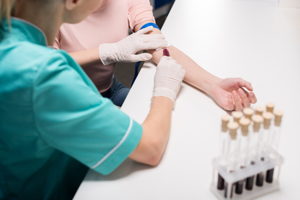 infirmière faisant un test sanguin de la veine
 - Photo, image