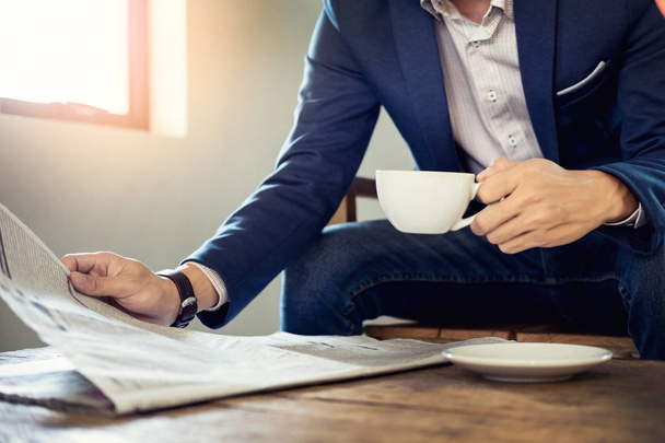 コーヒーを飲みながらカフェで座っているビジネスマン  - 写真・画像