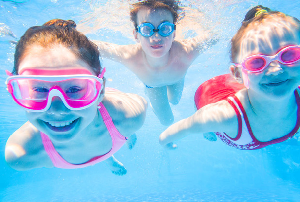 little kids swimming  in pool - Valokuva, kuva