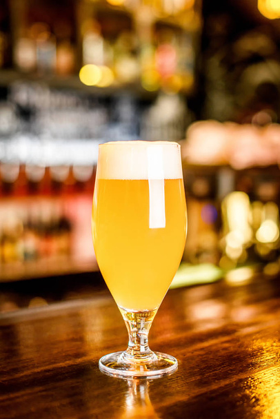 Стакан нефильтрованного пива на прилавке
 - Фото, изображение