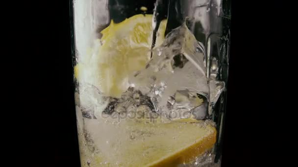 Ağır çekim. Buz ve limon ile bir bardak doldurmak - Video, Çekim