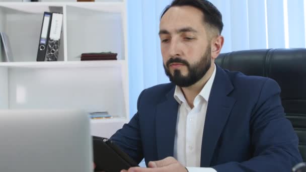 Businessman use the Tablet PC in office - Video, Çekim