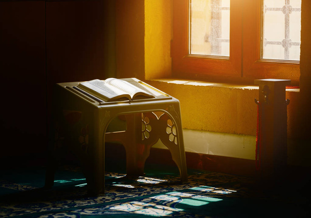 santo Corano nella moschea - Foto, immagini