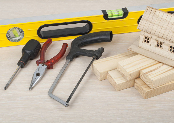 Rakentaminen käsite, malli talo ja työkalut puinen table.Copy tilaa tekstiä
. - Valokuva, kuva