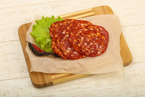 нарезанная вкусная колбаса чоризо
 - Фото, изображение