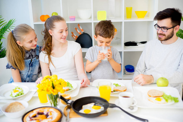 Family having breakfast - Φωτογραφία, εικόνα