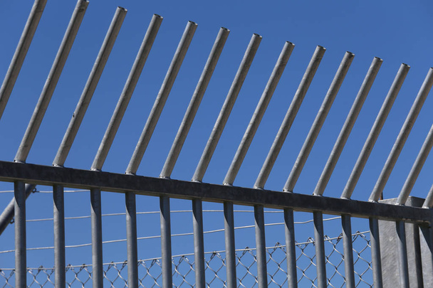 Прочные стальные барьеры в лагере для мигрантов
 - Фото, изображение