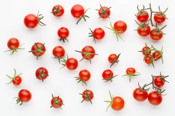 tomates cherry sobre fondo blanco, vista superior
 - Foto, Imagen