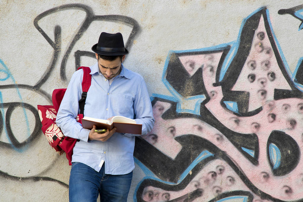 adam sokakta kitap ile - Fotoğraf, Görsel