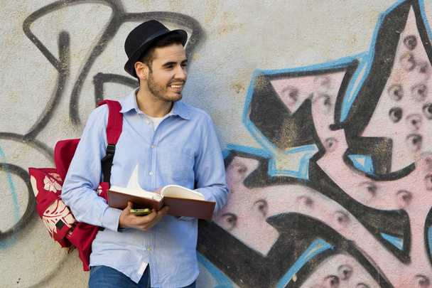 Mann mit Buch auf der Straße - Foto, Bild