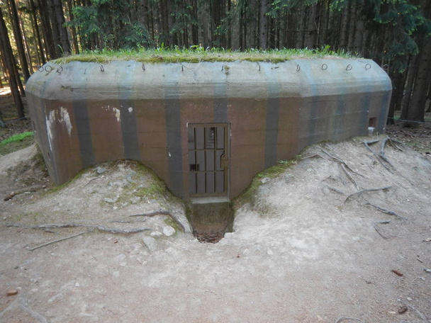 historyczne bunkry w linii obramowania wokół slavonice - Zdjęcie, obraz