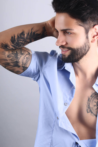 Atractivo hombre tatuado posando
  - Foto, imagen
