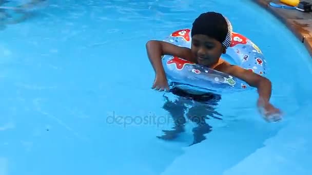 Ładny, mały chłopiec, pływanie w basenie - Materiał filmowy, wideo