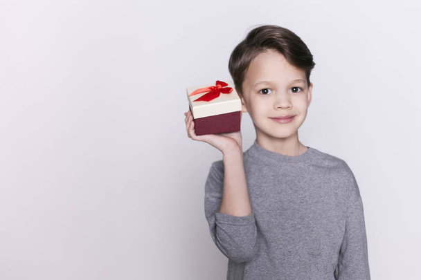 little boy with gift box - Valokuva, kuva