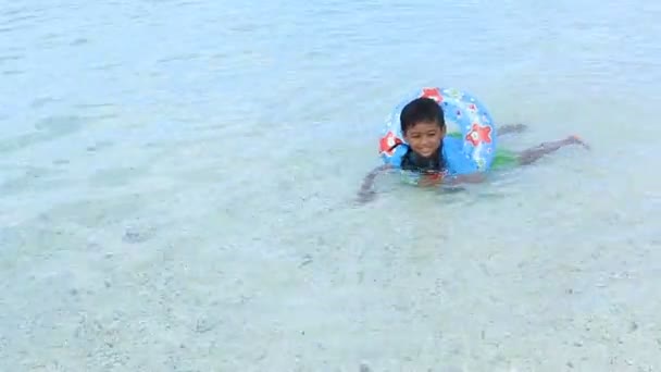 Χαριτωμένο ασιατικό μικρό αγόρι με εξοπλισμό κατάδυσης στην παραλία - Πλάνα, βίντεο
