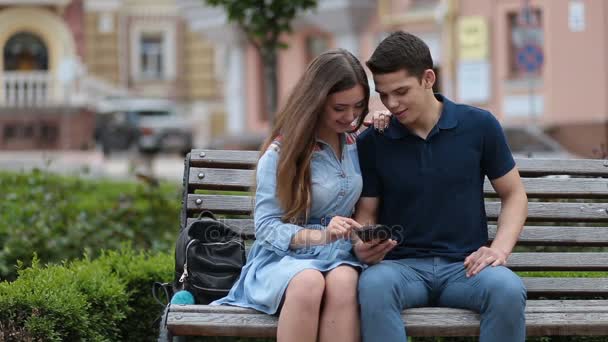 Αγάπη ζευγάρι κοινή χρήση περιεχομένου πολυμέσων σε smartphone - Πλάνα, βίντεο