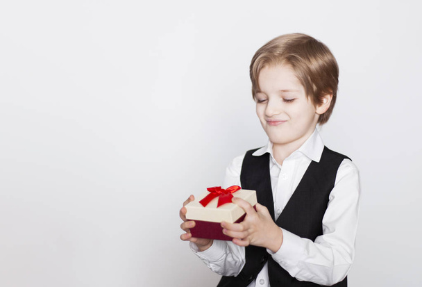 little boy with gift box - Фото, зображення