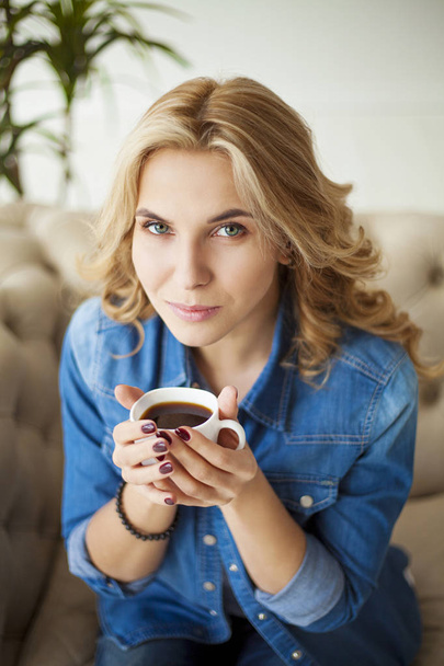young woman drinking tea - Fotografie, Obrázek