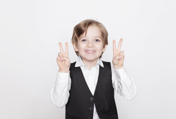 little boy showing victory gesture - Фото, изображение