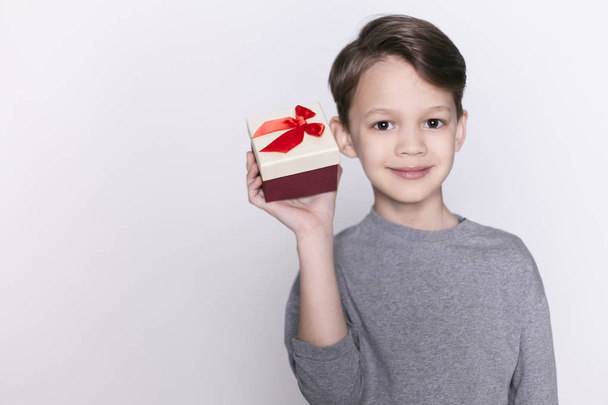 little boy with gift box - Zdjęcie, obraz