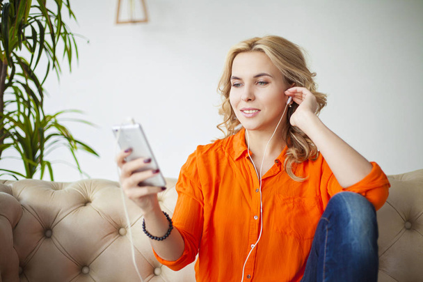 young woman listening to music - Фото, зображення