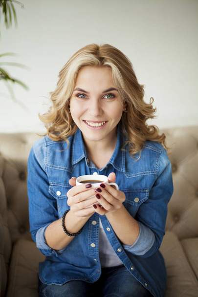 young woman drinking tea - Фото, изображение