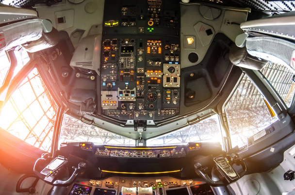 Προβολή cockpit αεροσκάφους στον πίνακα ελέγχου. - Φωτογραφία, εικόνα