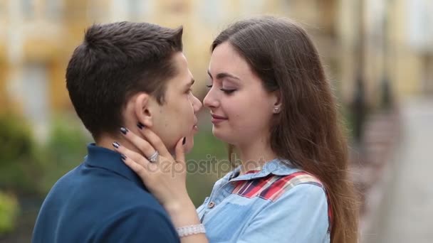 Vrolijke jonge paar verliefd glimlachend buitenshuis - Video
