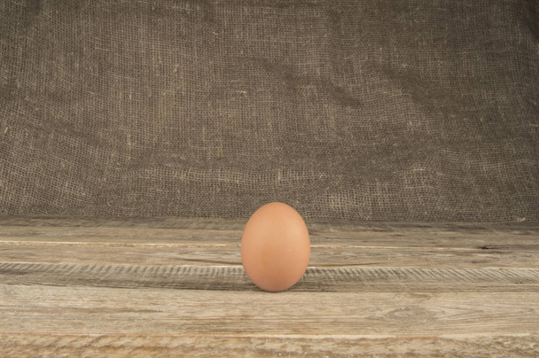 яйца в подносе на деревянном фоне
 - Фото, изображение