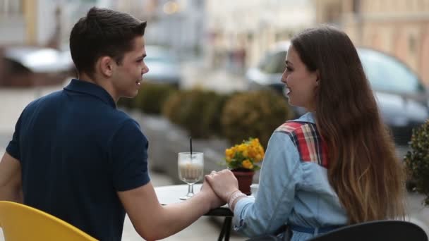 Любляча пара сидить у вуличному кафе під відкритим небом
 - Кадри, відео