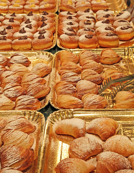 dienbladen met gebak en donuts met room - Foto, afbeelding