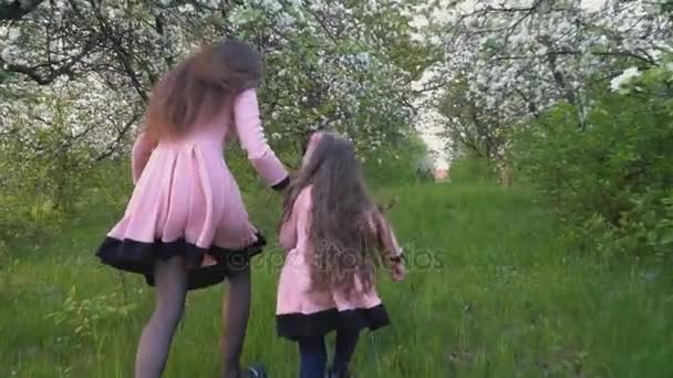 Mom and daughter are running - Materiał filmowy, wideo