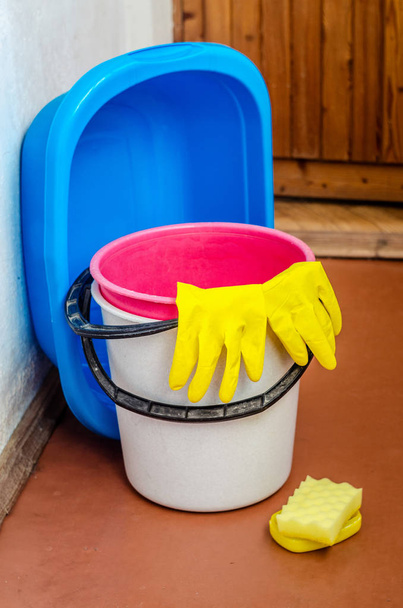 algemene schoonmaak huis met beschermende handschoenen - Foto, afbeelding