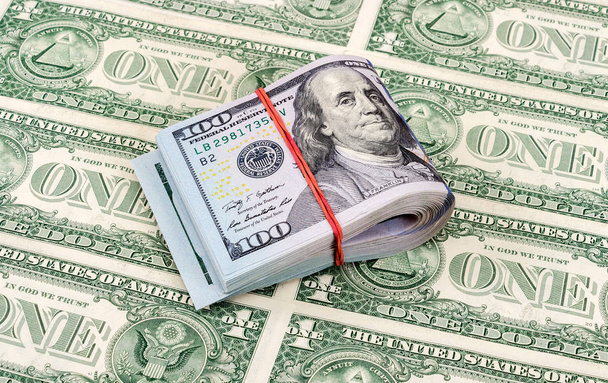 Hajtogatott amerikai dollár számlák, csomagolva több mint dollárt gumiszalag - Fotó, kép