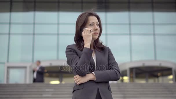 Женщина-шеф отвечает на звонок по мобильному телефону
 - Кадры, видео