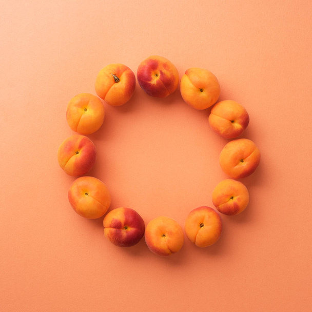 Абрикосы на оранжевом фоне
 - Фото, изображение