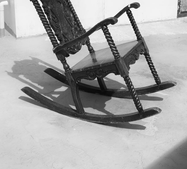 в филиппинах старая грязная терраса, где качающееся кресло пустое
 - Фото, изображение