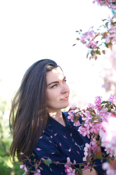 Žena poblíž Kvetoucí strom na jaře - Fotografie, Obrázek