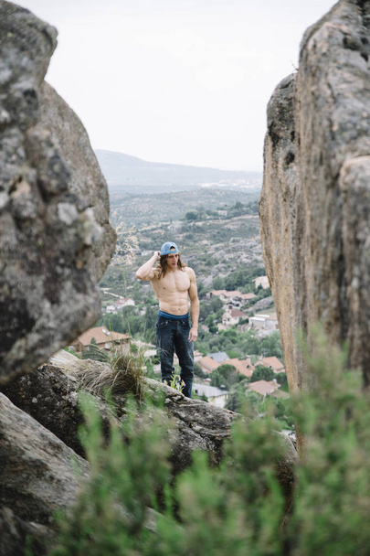 Climbing man between rocks - Foto, afbeelding