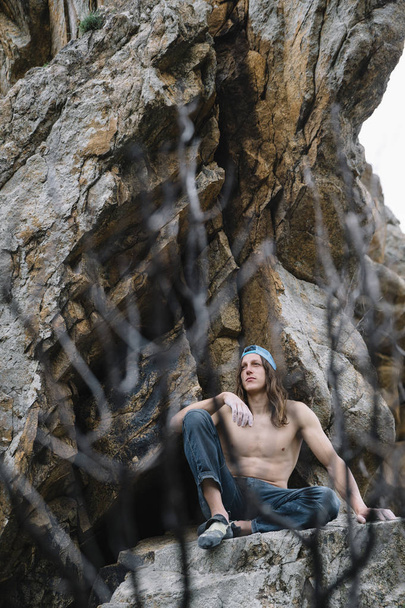 Climbing man between rocks - Φωτογραφία, εικόνα