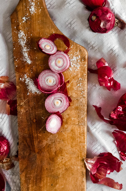 Cebolla roja con sal anillos picados para cocinar
 - Foto, imagen