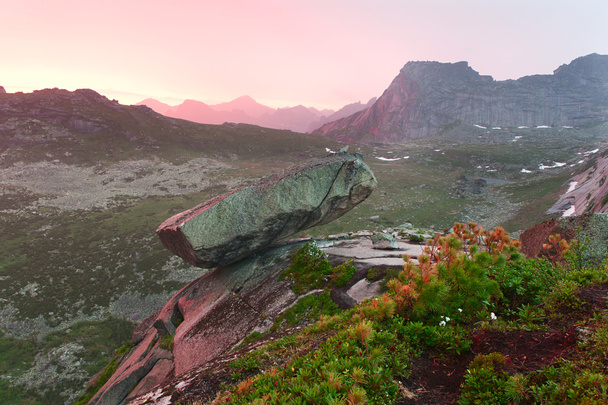 visící kámen v ergaki ridge v západu slunce - Fotografie, Obrázek