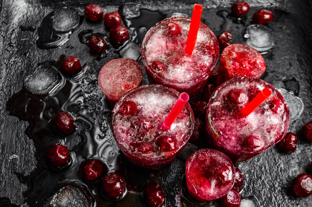 Refreshing ice cream with fresh berries - Foto, Imagen