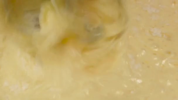 Closeup αναμιγνύοντας το αλεύρι με αυγό ηλεκτρικό μίξερ, αργή κίνηση - Πλάνα, βίντεο