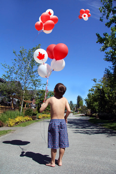 Kanada chłopiec urodziny balony.  - Zdjęcie, obraz