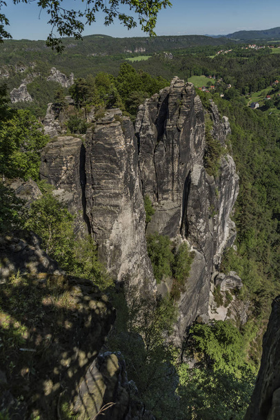 Grandi rocce vicino al ponte Bastei nella valle del fiume Elba
 - Foto, immagini