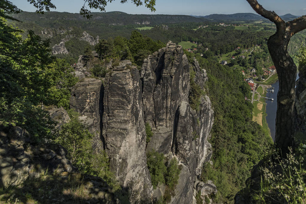 Rochas grandes perto da ponte Bastei no vale do rio Elba
 - Foto, Imagem